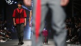 Amot dan Andrea tak melulu menampilkan warna hitam untuk menggambarkan maskulinitas pria. Mereka juga memboyong warna-warna cerah ke dalam busana-busananya. (CNN Indonesia/Safir Makki)