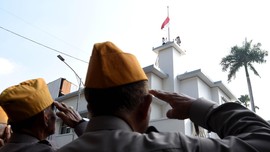 Tegang dan Haru dalam Peringatan Perobekan Bendera Belanda