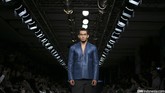 Busana koleksi pria Danjyo Hyoji dengan potongan blazer yang rapi dan aksen kotak yang penuh, yang membuat pakaian ini dapat dipakai dalam berbagai situasi, baik semi formal ataupun ataupun casual. (CNN Indonesia/ Adhi Wicaksono)