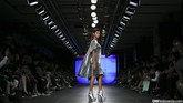 Merek yang digawangi oleh dua sahabat Dana Maulana dan Liza Masitha ini memamerkan koleksi busana perempuan dengan potongan dress klasik bernuansa perak, yang digabungkan dengan aksen sayap sehingga menampilkan kesan futuristik. (CNN Indonesia/ Adhi Wicaksono)