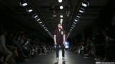 Koleksi Danjyo Hyoji di Men's Fashion musim ini tampaknya serius mengawinkan sisi formal dengan casual kaum urban. Blazer dengan sedikit print di bagian dada juga bisa dipadankan dengan lengan panjang. (CNN Indonesia/ Adhi Wicaksono)