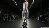 Loose dress bernuansa silver dengan sedikit aksen kembang di bagian bawah memberikan kesan yang kuat tapi tak menghilangkan sisi femininnya. (CNN Indonesia/ Adhi Wicaksono)