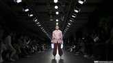 Kemeja dengan detail di lengan serta sedikit aksen di pundak dipadankan dengan loose pants. (CNN Indonesia/ Adhi Wicaksono)