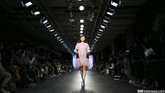 Loose dress dengan aksentuasi kerutan di tepi bawah dapat menonjol kepribadian Anda yang dinamis. (CNN Indonesia/ Adhi Wicaksono)