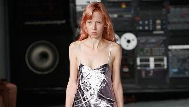 Maison Margiela Ubah Tas Pinggang Jadi Baju Atasan di LFW