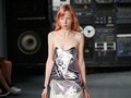 Maison Margiela Ubah Tas Pinggang Jadi Baju Atasan di LFW