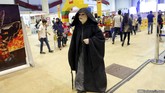 Pencinta Star Wars dalam kostum Emperor Palpatine, berkeliaran di ajang Comic Con Jakarta 2015.