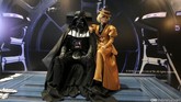 Anggota komunitas pencinta Star Wars mengenakan kostum hitam-hitam ala Darth Vader peran antagonis di Star Wars di ajang Comic Con 2015 Jakarta, Jumat (25/9)