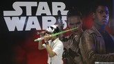 Seorang pengunjung Comic Con 2015 beraksi dengan lightsaber mainan dan topeng Stromtrooper di latar belakangi poster film Star Wars.
