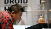 Seorang pengunjung memperhatikan replika robot BB8 dari film Star Wars di ajang Comic Con 2015 di Jakarta.