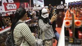 Serorang pengunjung Comic Con 2015 Jakarta, menjajal topeng Stromtrooper dan berselfie dengan topeng tersebut.