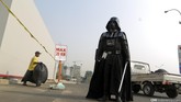 Sag Darth Vader ala Indonesia bersiap beraksi di Comic Con Jakarta 2015 lengkap dengan pedang cahayanya.