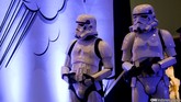 Dua anggota 'pasukan' stromtrooper dari Indonesia lengkap dengan kostumnya yang canggih di ajang Comic Con 2015, Jakarta, Sabtu (25/9)