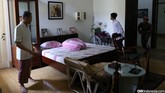 Pengunjung melihat koleksi di ruang tidur yang menjadi saksi kekejaman G 30S di Museum Jendral Besar A.H Nasution, Jakarta, Rabu (30/9). (CNN Indonesia/ Safir Makki)