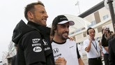 Fernando Alonso yang memutuskan hengkang dari Ferrari ke McLaren justru mengalami musim yang kurang menggembirakan bersama Jenson Button. Mobil mereka berkali-kali mengalami gagal finis. (REUTERS/Toru Hanai)