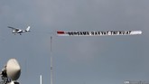 Pesawat membawa banner terbang di atas laut Merak, Cillegon, Senin (5/10). (CNN Indonesia/ Safir Makki)