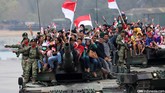 Parade Alutsista TNI mengajak warga naik tank saat Peringatan ke-70 Hari TNI tahun 2015 di Dermaga Indah Kiat, Cilegon, Senin (5/10). (CNN Indonesia/Safir Makki)