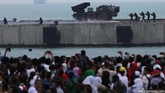 Demo tempur laut dan udara saat Peringatan ke-70 Hari TNI tahun 2015 di Dermaga Indah Kiat, Cilegon, Senin (5/10). (CNN Indonesia/Safir Makki)