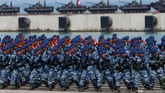 Sejumlah prajurit TNI meneriakan yel-yel saat Upacara Parade dan Defile Peringatan ke-70 Hari TNI di Dermaga Indah Kiat, Cilegon, Senin (5/10). (CNN Indonesia/Safir Makki)