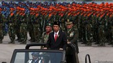 Presiden Joko Widodo saat menjadi Irup Upacara Parade dan Defile Peringatan ke-70 Hari TNI di Dermaga Indah Kiat, Cilegon, Senin (5/10). (CNN Indonesia/ Safir Makki)