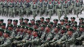 Defile pasukan gabungan TNI saat Peringatan ke-70 Hari TNI tahun 2015 di Dermaga Indah Kiat, Cilegon, Senin (5/10). (CNN Indonesia/Safir Makki)