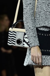 Valli juga menggunakan warna-warna busana yang berani dalam koleksinya. Selain itu mereka juga menggunakan warna yang sedikit gelap dan paduan geometri. (Pascal Le Segretain/Getty Images)