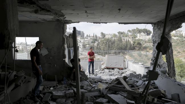 Israel Hancurkan Rumah Warga Palestina Penyerang Warganya