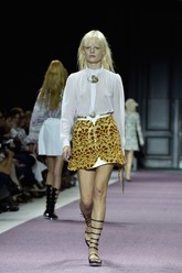 Dia menggunakan bahan-bahan seperti renda, sutra, organza, tenun, brokat dan lainnya. Ditambah lagi dengan aksen print dan aksesori yang sesuai dengan koleksi. (Pascal Le Segretain/Getty Images)
