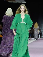 Desainer Giambatista Valli menghadirkan koleksi busana terbarunya di ajang fesyen Paris Fashion Week Spring Summer 2016. (Pascal Le Segretain/Getty Images)