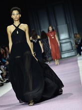 Penerimaan akan cinta ini juga menginspirasi busana ciptaan Valli. Mengutip Now Fashion, Valli mengakui bahwa dia hidup di masa perempuan berpakaian romantis. (Pascal Le Segretain/Getty Images)