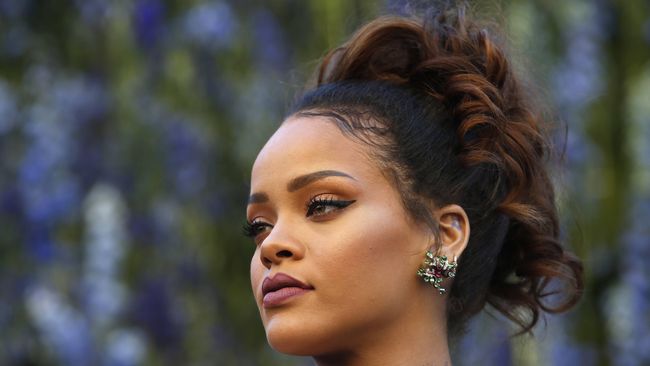 Rihanna Gugat Ayah Sendiri Gara-gara Nama 'Fenty'