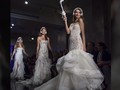 Tongkat Selfie Berdandan Cantik di Runway 'Pesta Pernikahan'
