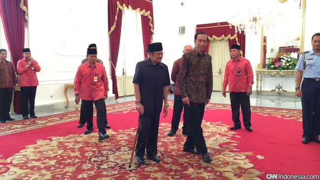 Jokowi Makan Siang Bersama BJ Habibie di Istana