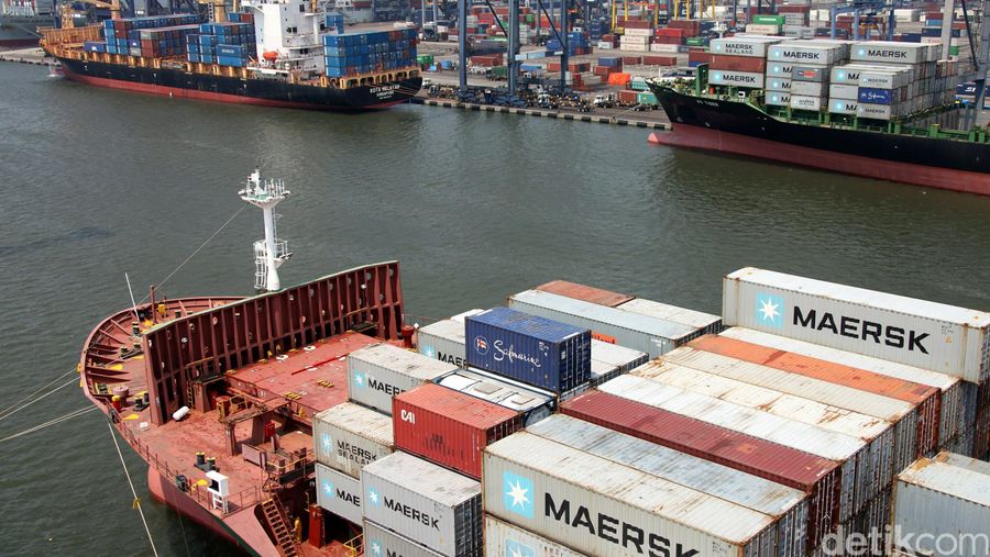 Kesibukan pelayanan bongkar muat di dermaga peti kemas ekspor impor (ocean going) milik PT Pelabuhan Indonesia (Pelindo) II dipastikan tetap berjalan maksimal di tengah persiapan menyambut kunjungan Ratu Kerajaan Denmark Margrethe II bersama suaminya, Prince Henrik , Jakarta, Kamis (15/10/2015). Ratu Margrethe II dan Price Henrik akan berkunjung ke lokasi ini pada pekan depan, Kamis (22/10). Seperti diketahui Maersk Line, salah satu perusahaan pelayaran terbesar di dunia asal Denmark saat ini menjadi pengguna utama Pelabuhan yang dikelola Pelindo II. Kehadiran Ratu Denmark menunjukkan kepercayaan negara asing terhadap kualitas pelayanan pelabuhan di Indonesia. Dalam satu tahun kapasitas pelayanan bongkar muat Pelindo II mencapai 7,5 juta twenty-foot equivalent units (TEUs). Agung Pambudhy/Detikcom