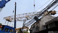 Crane Raksasa Ambruk di Jalan Maut, Mobil Remuk Tertimpa Baja, 2 Tewas