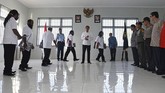 Presiden Joko Widodo (tengah) merapihkan lengan baju usai memberikan grasi kepada lima tahanan politik (berjalan) di dampingi (kanan ke kiri) Menkumham Yasona Lalolly, Kapolri Jendral Pol Badrodin Haiti, Panglima TNI Jenderal TNI Moeldoko dan Menkopolhukam Tedjo Edhy di Lapas Abepura, Jayapura, Papua, Sabtu (9/5). (Antara Foto/Hafidz Mubarak A)