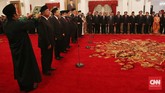 Mendag Thomas T Lembong, Menkopolhukam Luhut Pandjaitan, Menteri Bappenas Sofyan Djalil, Setkab Pramono Anung, Menko Bidang Kemaritiman Rizal Ramli, Menteri Koordinator Perekonomian Darmin Nasution dilantik Jokowi, Rabu, 12 Agustus 2015. (CNN Indonesia/Safir Makki)