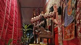 Seorang seniman berpakaian seperti raja iblis Rahwana untuk merayakan Ramlila, kembalinya Dewa Rama, saat perayaan festival Dussehra di Mumbai, India. (Reuters/ Shailesh Andrade)