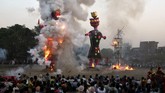Masyarakat menyaksikan dibakarnya patung raja iblis Rahwana, saudara laki-lakinya Kumbhkarana, dan putranya Meghnad selama festival umat Hindu Dussehra di Amritsar, India. (Reuters/ Munish Sharma)