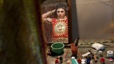 Pantulan wajah seorang seniman dalam cermin saat bersiap-siap di belakang panggung sebelum tampil memperingati Ramlila, kembalinya Dewa Rama, di perayaan festival Dussehra. (Reuters/Shailesh Andrade)