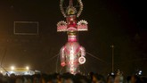Warga berkumpul saat dibakarnya patung raja iblis Rahwana pada festival Dussehra di Mumbai, India, 22 Oktober 2015. Sepuluh stupa kepala raja iblis Rahwana dibakar saat Dussehra, festival yang memeringati kemenangan Dewa Hindu Rama atas Rahwana, simbol menangnya kebaikan atas kejahatan. (REUTERS/Shailesh Andrade)