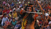 Seorang seniman berpakaian menyerupai Dewa Hindu Rama dalam sebuah drama keagamaan selama festival Dussehra di Chandigarh, India, pada 22 Oktober 2015. (Reuters/Ajay Verma)