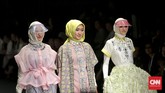 Tentu, tidak ketinggalan juga ragam gaya busana muslim, mengingat Indonesia mewacanakan diri sebagai pusat mode muslim pada 2020.