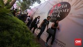 Dibuka secara resmi pada Sabtu (24/10), Jakarta Fashion Week 2016 langsung dibanjiri para fashionista. Mereka rela mengantri dan berdesakan di depan fashion tent Senayan City.