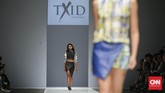 Satu hal yang menarik di pertunjukkan TXID yang jadi show penutup hari pertama Jakarta Fashion Week 2016. Para model melintasi catwalk tanpa stiletto, melainkan sandal.