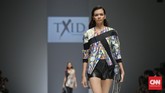 Di koleksi ini, Tex Saverio juga banyak bermain dengan motif cetak. Grafis garis nan abstrak jadi perhatian utama yang membuat rancangan TXID menonjol.