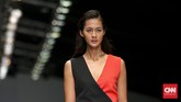 Selain motif garis abstrak, Tex Saverio juga bermain color blocking dengan warna-warna kontras, yang membuat koleksinya semakin maskulin.