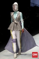 Selain topi visor ala pegolf, beberapa model yang memeragakan busana hijab karya Dian Pelangi juga mengenakan penutup kepala ala petarung anggar. Semakin ke bawah, detailnya semakin rumit, membuat penampilan sang model anggun, sekaligus gagah.