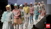 Desainer Dian Pelangi juga memamerkan koleksi busana hijab bernuansa pastel yang manis sekaligus sporty di Jakarta Fashion Week 2016, Senayan, pada hari ini (25/10). Yang menarik, hampir semua model mengenakan aksesori topi visor ala pegolf.