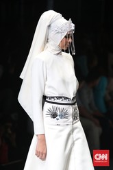 Koleksi lain dari aktris Zaskia Sungkar, masih bernuansa terang, dengan elemen khas Betawi, terutama aksesori ala cadar yang menutupi wajah, serta batik bermotif wajah ondel-ondel yang melilit bagian pinggul. Hiasan pita keperakan pada bagian kerudung memberikan efek gradasi.